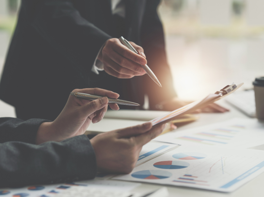 Signing IRS documents with the help of a Spanish-speaking tax advisor